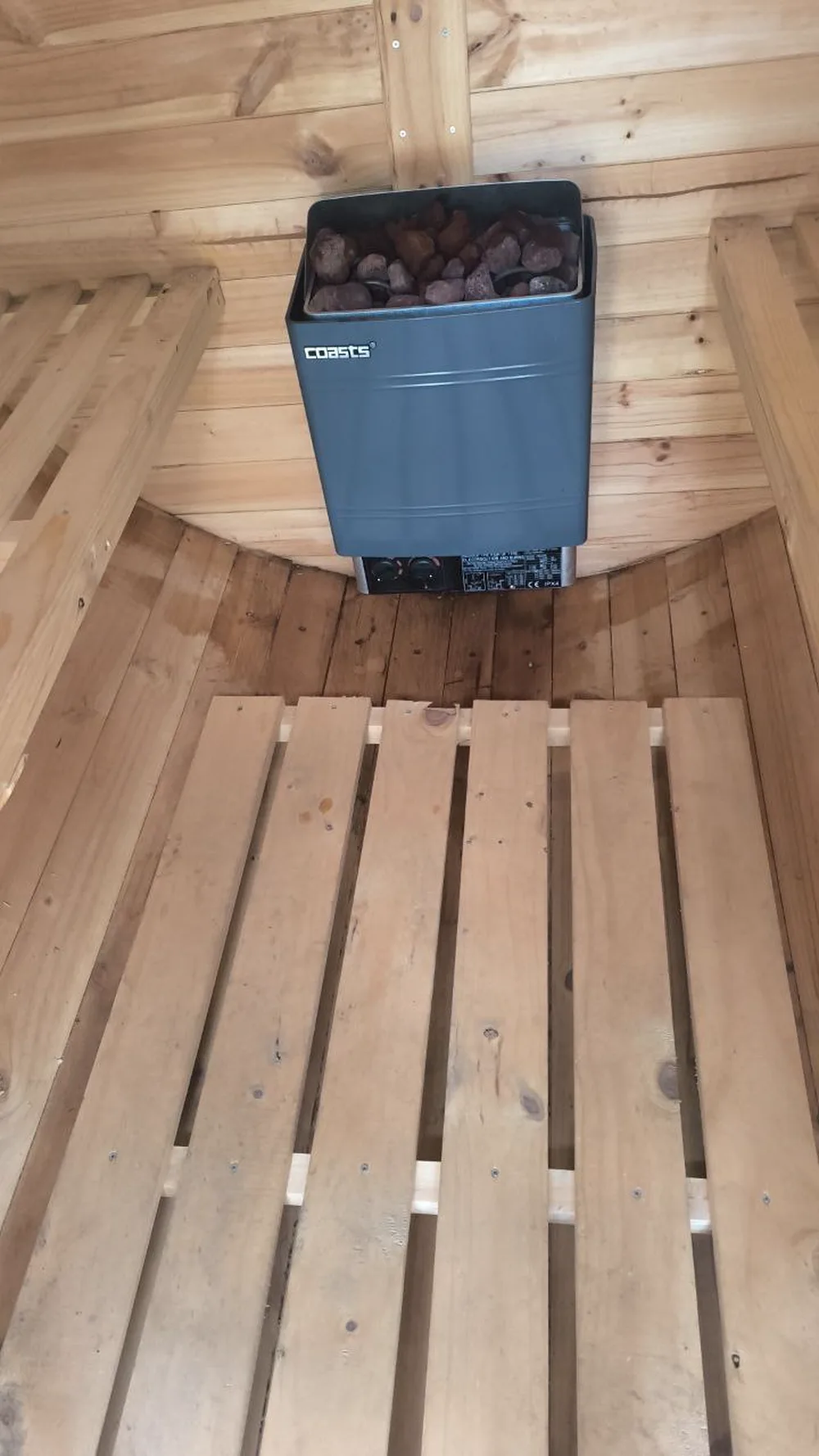 Sauna seco con estufa de piedras volcánicas